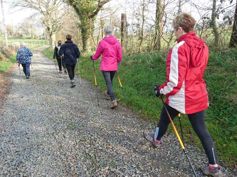 Corps en forme, marche nordique - Putanges le Lac