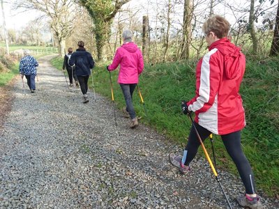 Corps en forme, marche nordique - Putanges le Lac