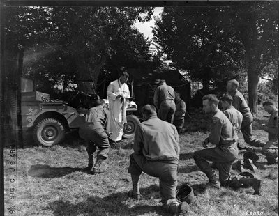 Argentan, soldats américains pendant une cérémonie religieuse en plein air