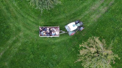 Visite en tracteur à Crouttes