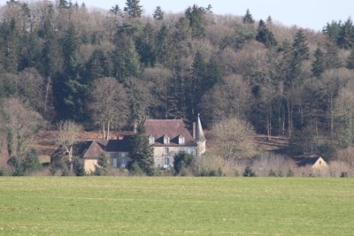 Manoir de Bellegarde dans son écrin de verdure ©F.Demeule
