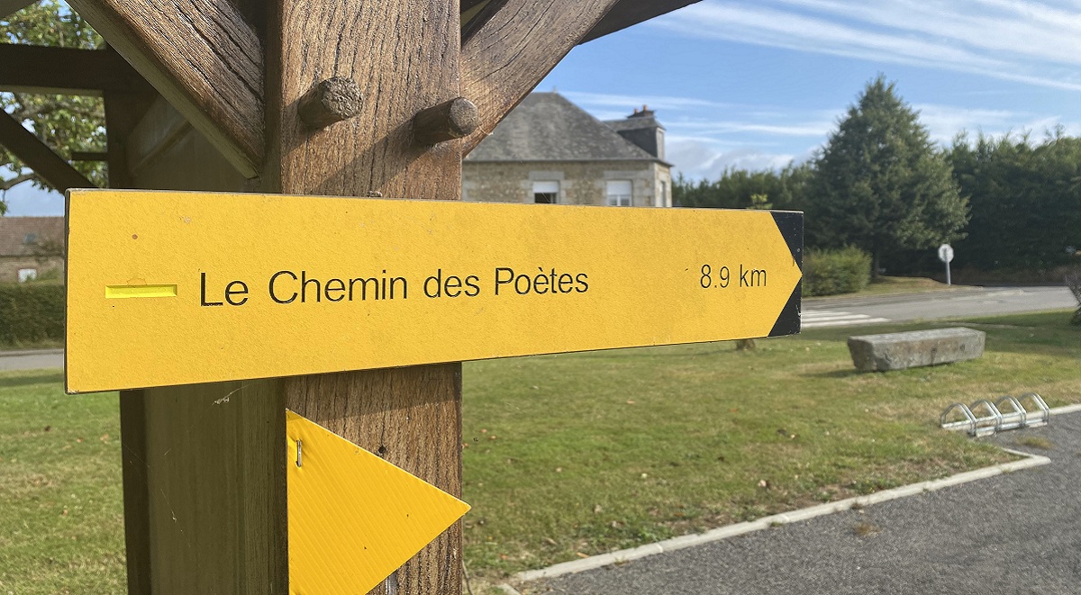 Départ du circuit le Chemin des Poètes à Durcet