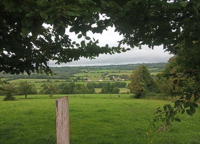 Vue sur le village de Survie, dans l'Orne