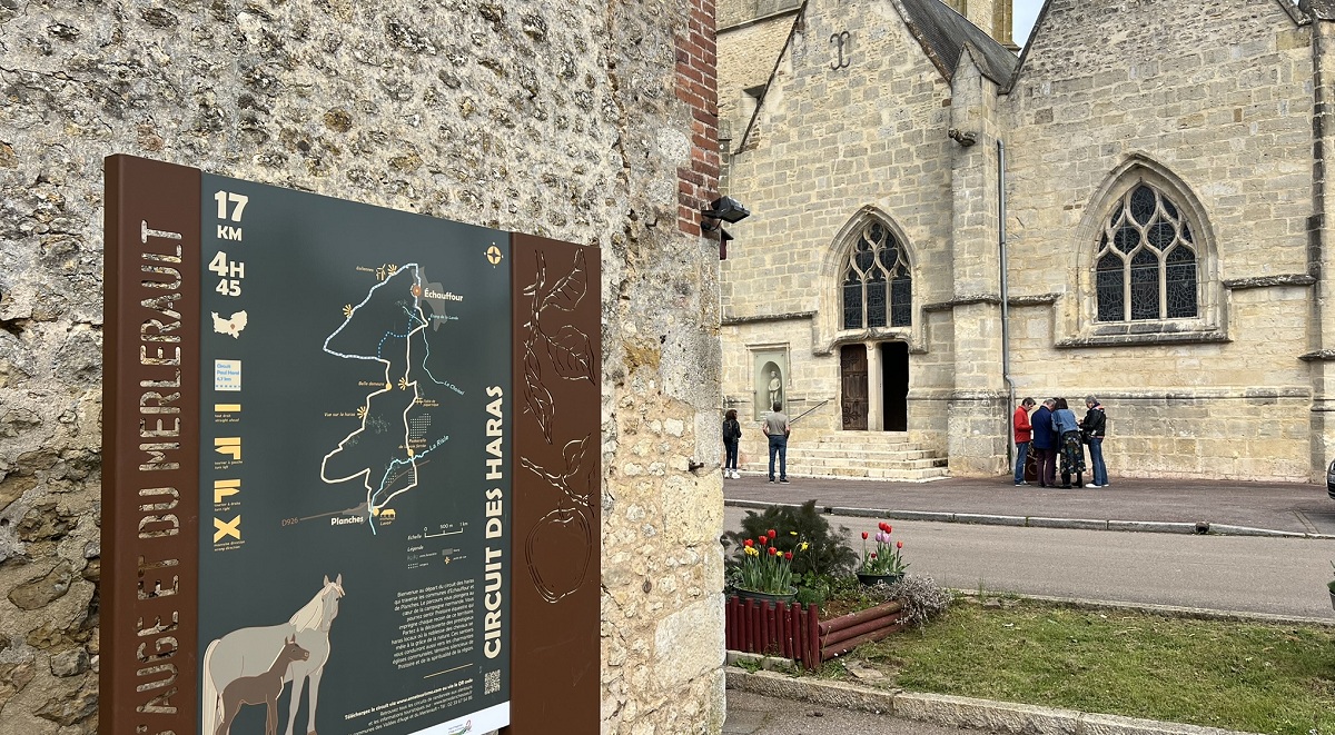 Panneau au départ de la mairie d'Echauffour