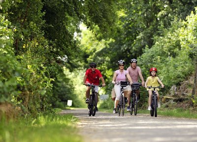 Balade en famille sur la voie verte à Domfront-en-Poiraie