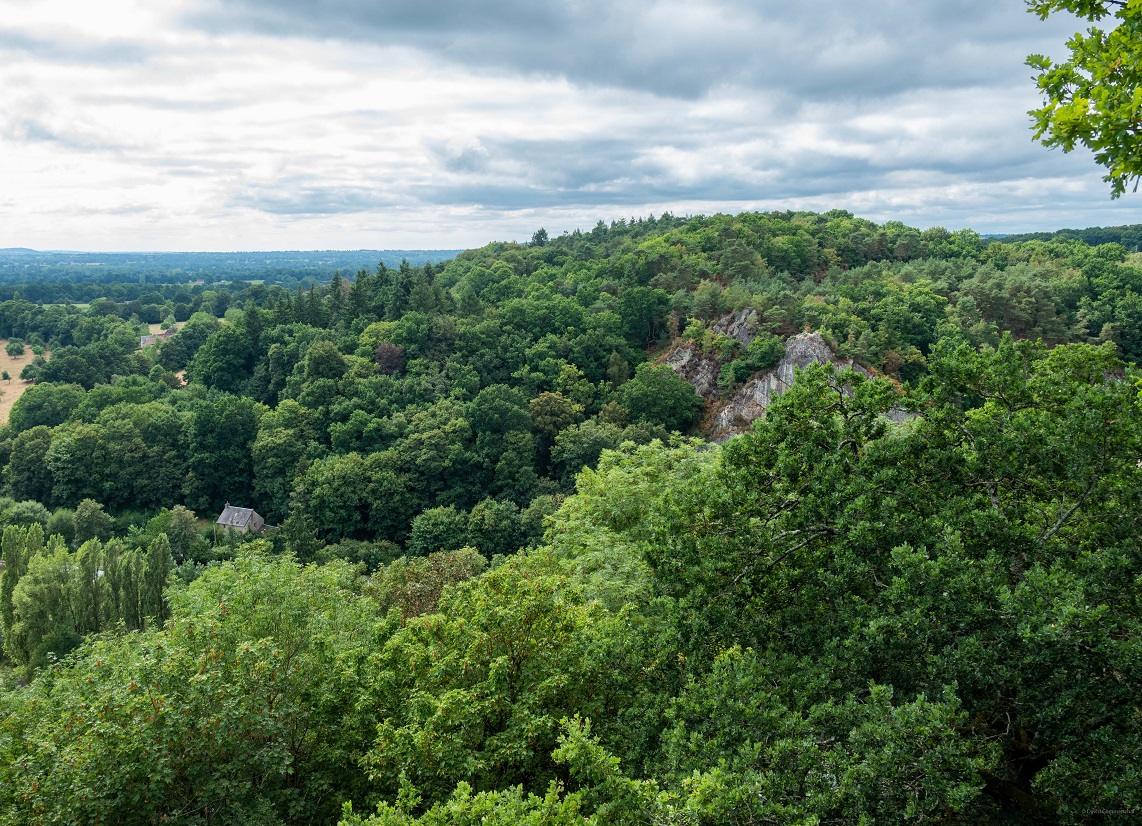 Vue sur le Tertre Sainte-Anne, à Domfront-en-Poiraie